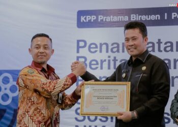 Pj Bupati Bener Meriah Terima Penghargaan dari KPP Pratama Bireuen