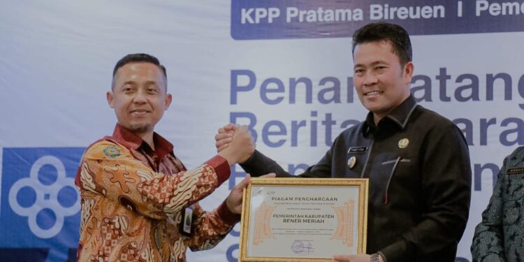Pj Bupati Bener Meriah Terima Penghargaan dari KPP Pratama Bireuen