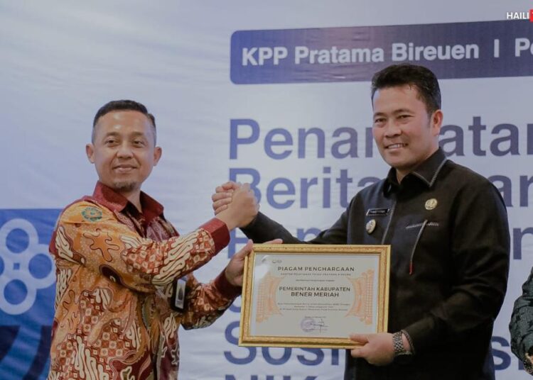 Pj Bupati Bener Meriah Terima Penghargaan dari KPP Pratama Bireuen