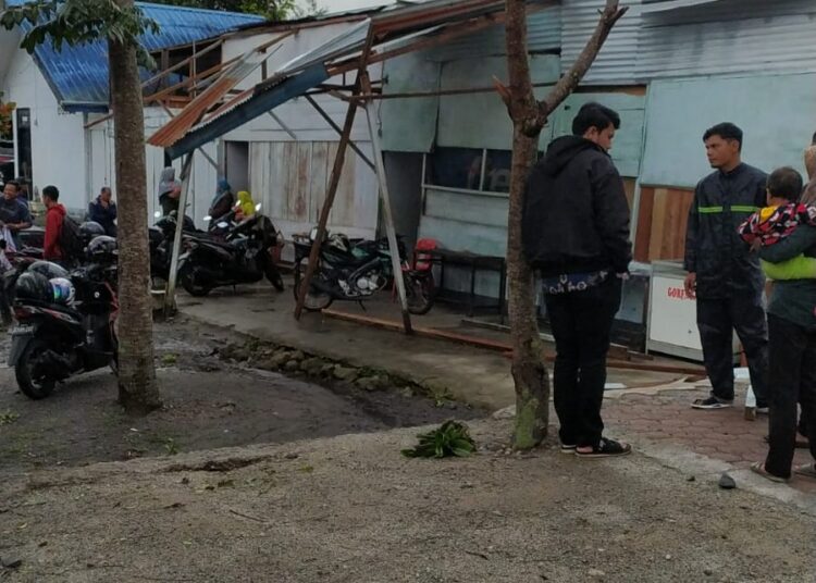 Tiga Bangunan Kantin SMKN 1 Bukit Bener Meriah Rusak Disapu Angin Puting Beliung