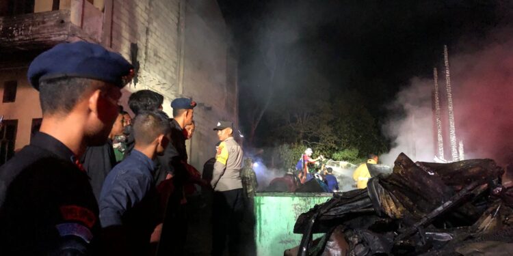 Respon Cepat Satbrimob Polda Aceh Kompi 3 Batalyon B Pelopor Bantu Memadamkan Kebakaran Rumah Masyarakat Di Kabupaten Bener Meriah