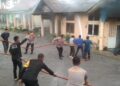 Personel Kompi 3 Batalyon B Pelopor Ikut Bantu Padamkan Api Kebakaran di Kompleks SMA Negeri Unggul Binaan Bener Meriah