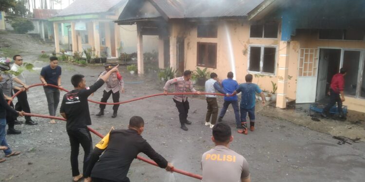 Personel Kompi 3 Batalyon B Pelopor Ikut Bantu Padamkan Api Kebakaran di Kompleks SMA Negeri Unggul Binaan Bener Meriah