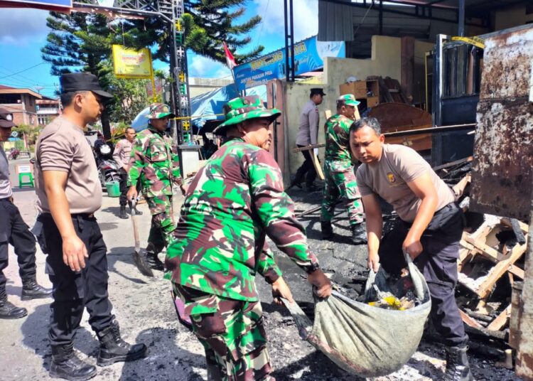 Polsek Bebesen Bersama Koramil 02 Bergotong Royong Bersihkan Rumah Korban Kebakaran