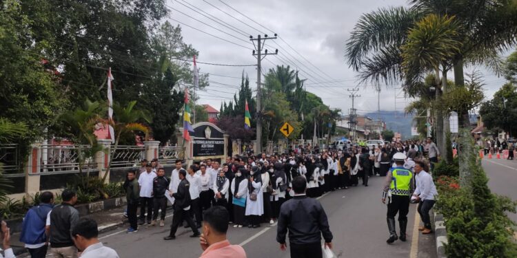 Ratusan Tenaga Honorer Pemkab Aceh Tengah Audiensi Ke DPRK, Suarakan Aspirasi, Tuntut PPPK