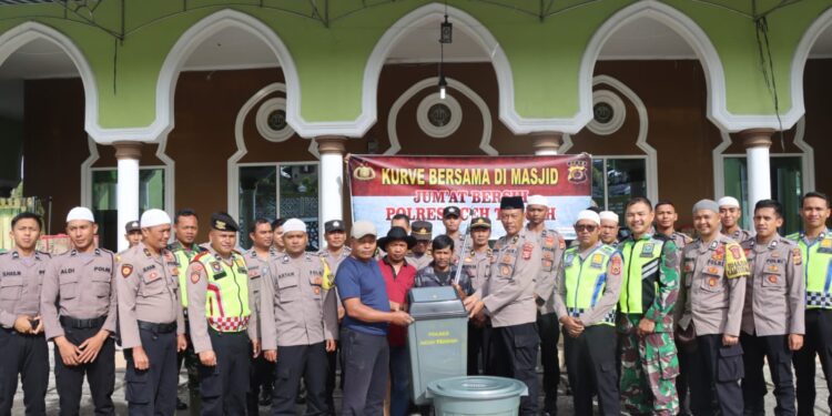Bakti Sosial Polres Aceh Tengah Lakukan Gotong Royong Di Masjid Disertai Pemberian Sarana Dan Alat Kebersihan