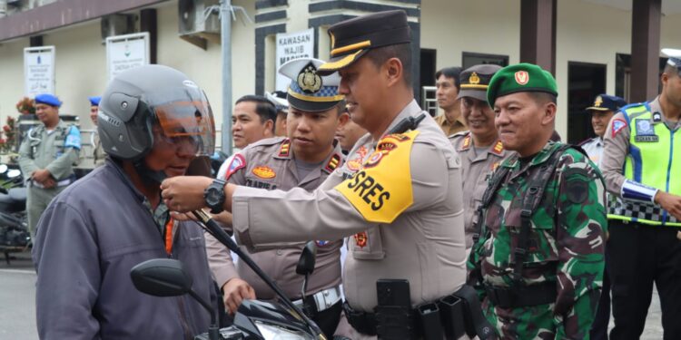 Kapolres Aceh Tengah Pimpin Apel Gelar Pasukan Ops Zebra Seulawah 2023, Disertai Pemberian Helm Gratis
