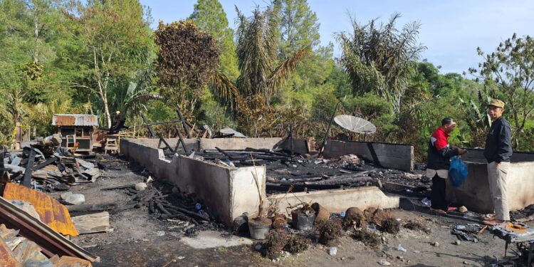 Bardan Sahidi-Karimansyah mengunjungi korban kebakaran di Kampung Kelupak Mata