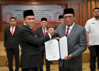 Wakil Gubernur Aceh Serahkan SK Plt Sekda Aceh kepada Alhudri