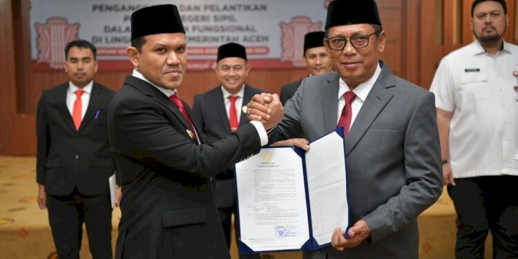 Wakil Gubernur Aceh Serahkan SK Plt Sekda Aceh kepada Alhudri