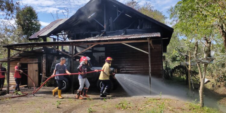Kebakaran Hanguskan Rumah Kayu di Dusun Pediwi, Aceh Tengah