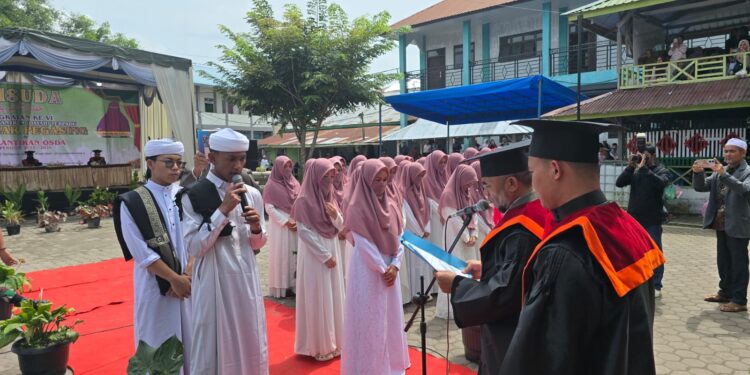 Dayah Al Azhar, lepas 50 Santrinya. Bardan Sahidi : Jadilah Alumni yang membanggakan
