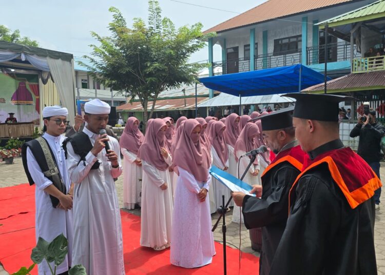 Dayah Al Azhar, lepas 50 Santrinya. Bardan Sahidi : Jadilah Alumni yang membanggakan