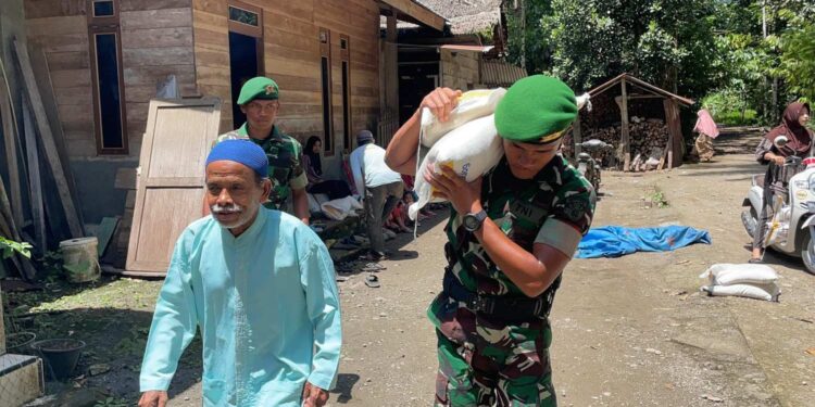 Yonif TP 854/DK dan Bulog Salurkan Bantuan Beras ke Lima Desa di Wilayah Binaan