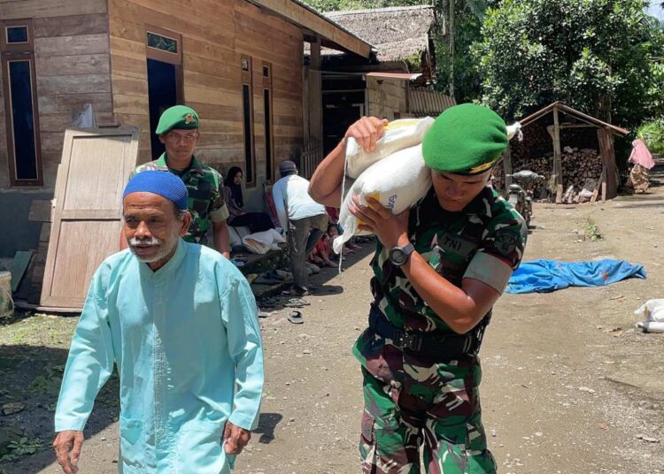 Yonif TP 854/DK dan Bulog Salurkan Bantuan Beras ke Lima Desa di Wilayah Binaan