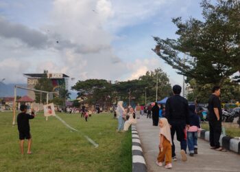 Lapangan Musara Alun Ramai oleh Warga Nikmati Akhir Pekan yang Dingin dan Cerah