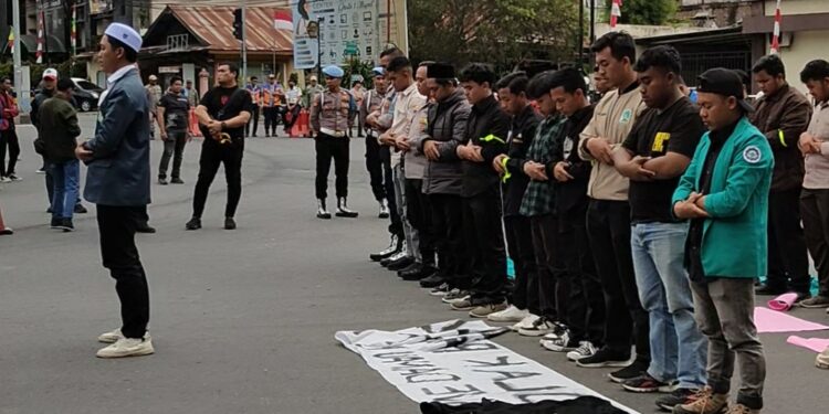 Massa Aksi di Takengon Gelar Shalat Gaib untuk Korban Demo Jakarta, Tuntut Pengadilan Terbuka untuk Oknum Polisi