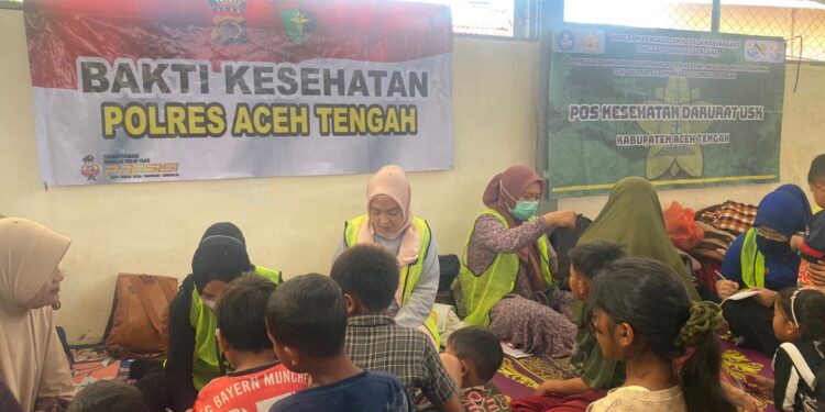 Polres Aceh Tengah Lakukan Pemeriksaan Kesehatan Gratis untuk Korban Bencana di Posko Pengungsian Ketol 