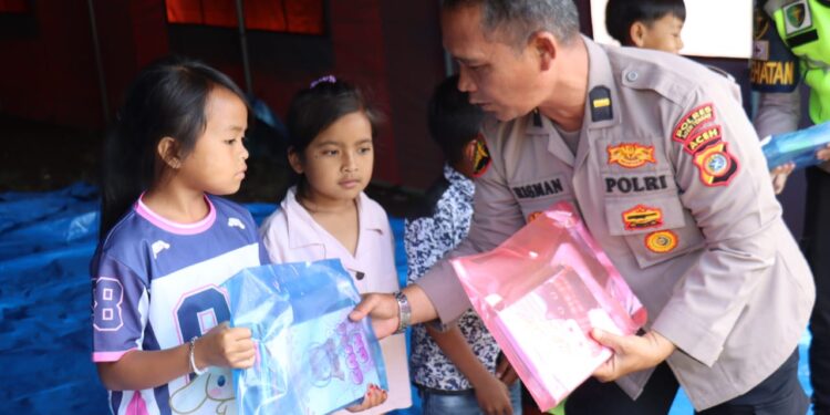 Polres Aceh Tengah Bagikan Bantuan Alat Tulis untuk Anak yang Tinggal di Posko Pengungsian 