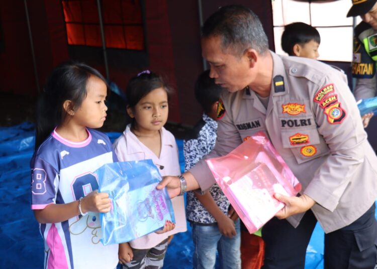 Polres Aceh Tengah Bagikan Bantuan Alat Tulis untuk Anak yang Tinggal di Posko Pengungsian 