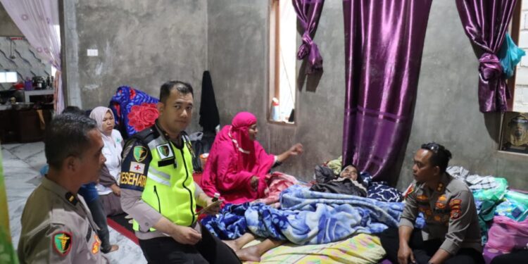 Berikan Pelayanan Kesehatan Gratis, Tim Kesehatan Polri Sambangi Rumah Korban Bencana di Kampung Kala Segi
