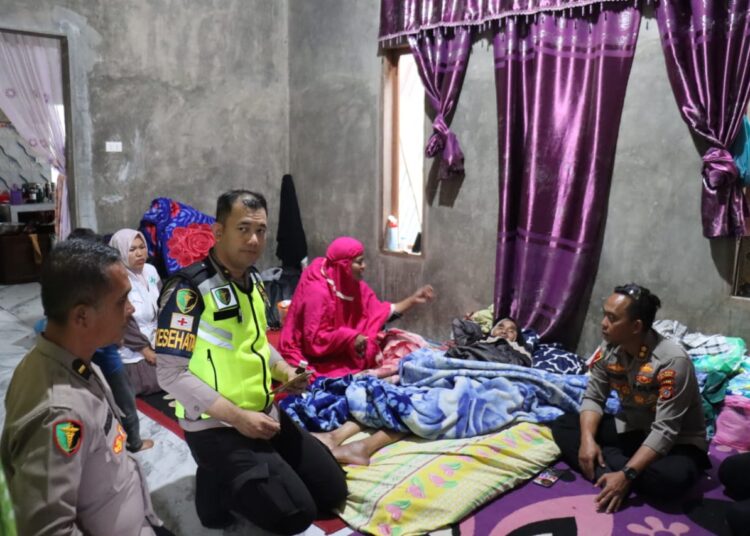 Berikan Pelayanan Kesehatan Gratis, Tim Kesehatan Polri Sambangi Rumah Korban Bencana di Kampung Kala Segi