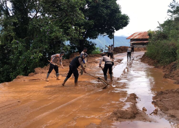 Lumpur Genangi Badan Jalan, Personel Polsek Lut Tawar Bersihkan Akses Takengon-Bintang
