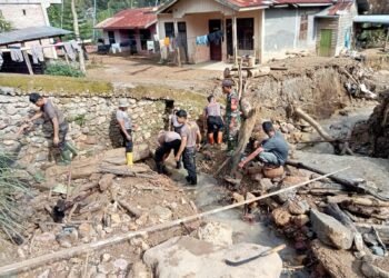 Hari Ini, Personel Polres Aceh Tengah Lakukan Gotong Royong Serentak di Sejumlah Desa 
