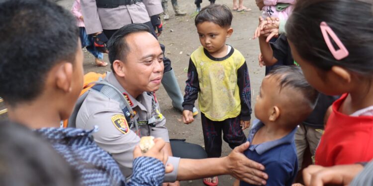 Jangkau Lokasi Bencana, Kapolres Muhammad Taufik Naik Motor Trail ke Bintang Pepara