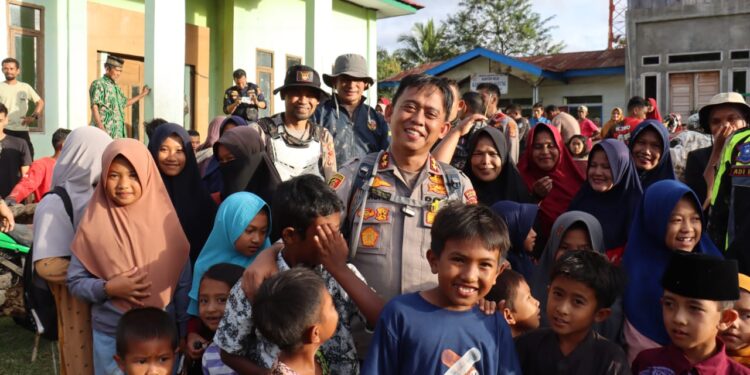 Kapolres Muhammad Taufik Delapan Jam Lintasi Jalur Ekstrem untuk Mengantar Bantuan ke Kampung Serule