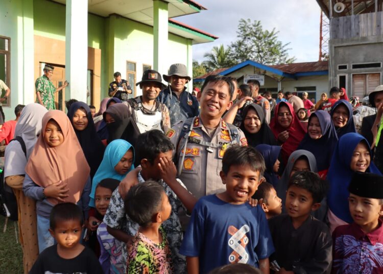 Kapolres Muhammad Taufik Delapan Jam Lintasi Jalur Ekstrem untuk Mengantar Bantuan ke Kampung Serule