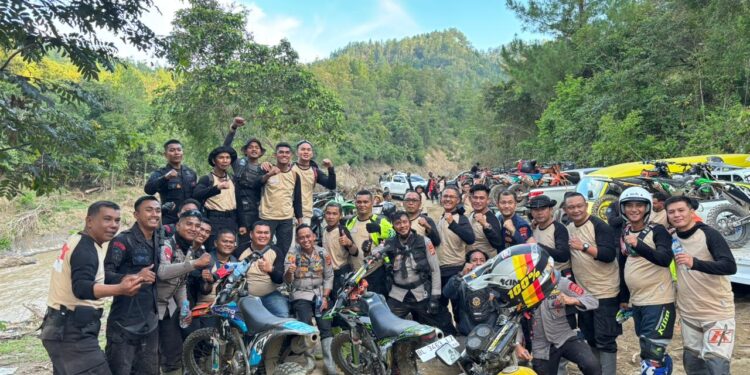 Potret Personel Polres Aceh Tengah Bantu Korban Bencana