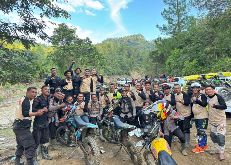 Potret Personel Polres Aceh Tengah Bantu Korban Bencana