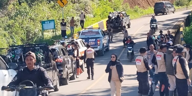Ketua DPRK dan Kapolres Aceh Tengah Distribusikan Sembako ke Desa Terisolir di Linge