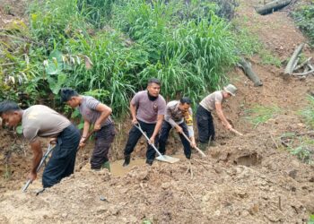 Gotong Royong di Kampung Atu Singkih, Polisi Benahi Saluran Air Bersih 