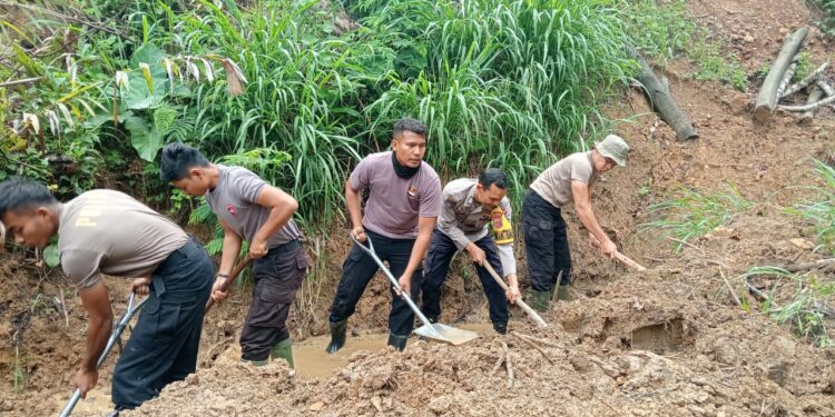 Gotong Royong di Kampung Atu Singkih, Polisi Benahi Saluran Air Bersih 
