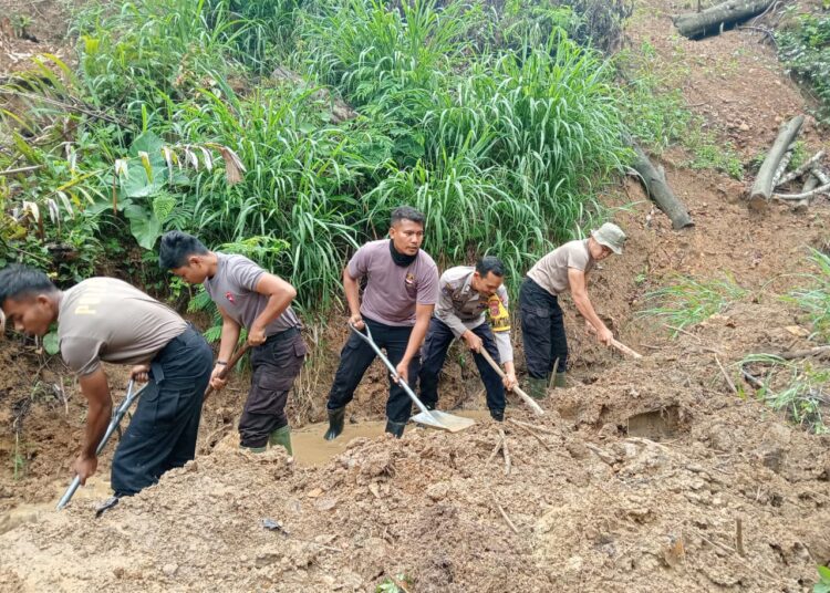 Gotong Royong di Kampung Atu Singkih, Polisi Benahi Saluran Air Bersih 