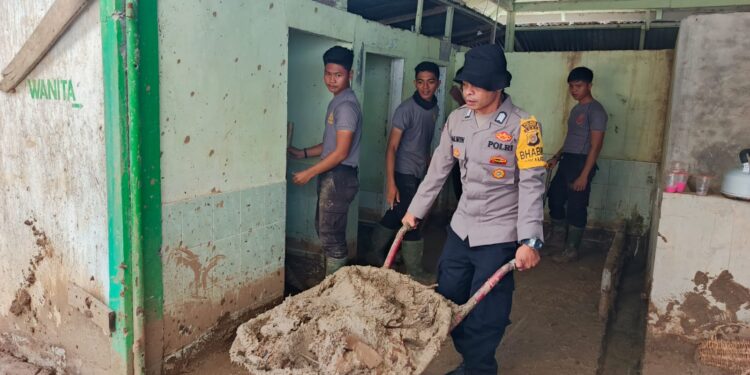 Personel Polres Aceh Tengah Dikerahkan untuk Melakukan Gotong Royong Serentak di 13 Titik 