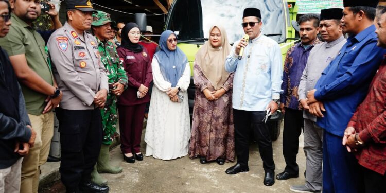 Dukung Program Bank Sampah, Bupati Haili Yoga Serahkan Dump Truck Untuk Sampah Barokah Jaya
