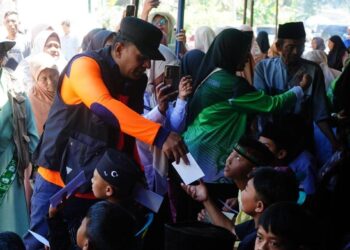 Kepedulian Tenaga Kesehatan Aceh Tengah, Anak-anak Pengungsi Jalani Khitanan Massal di Bawah Tenda BNPB