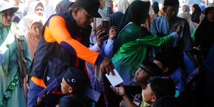 Kepedulian Tenaga Kesehatan Aceh Tengah, Anak-anak Pengungsi Jalani Khitanan Massal di Bawah Tenda BNPB