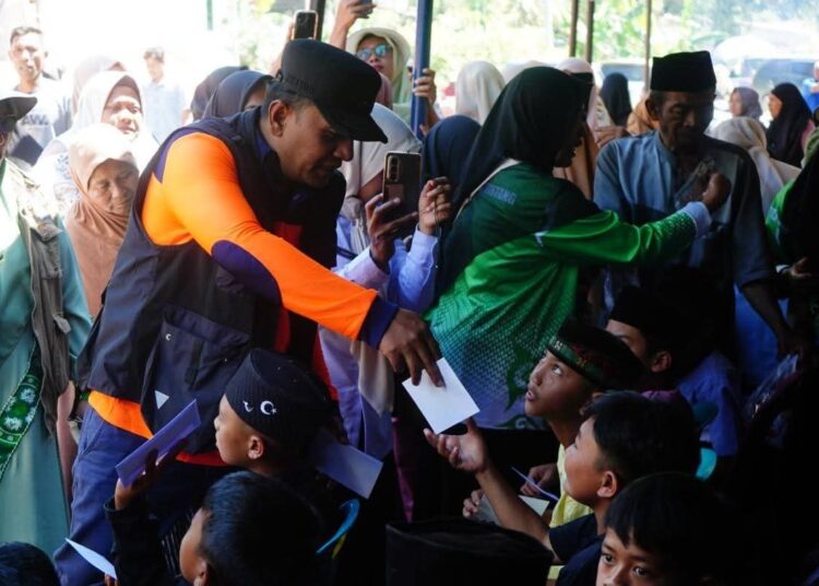 Kepedulian Tenaga Kesehatan Aceh Tengah, Anak-anak Pengungsi Jalani Khitanan Massal di Bawah Tenda BNPB