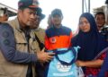 Belum Teraliri Listrik, Bupati Aceh Tengah Antar Lampu Tenaga Surya dan Logistik ke Jamur Konyel