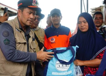 Belum Teraliri Listrik, Bupati Aceh Tengah Antar Lampu Tenaga Surya dan Logistik ke Jamur Konyel