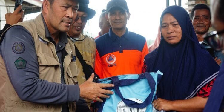 Belum Teraliri Listrik, Bupati Aceh Tengah Antar Lampu Tenaga Surya dan Logistik ke Jamur Konyel