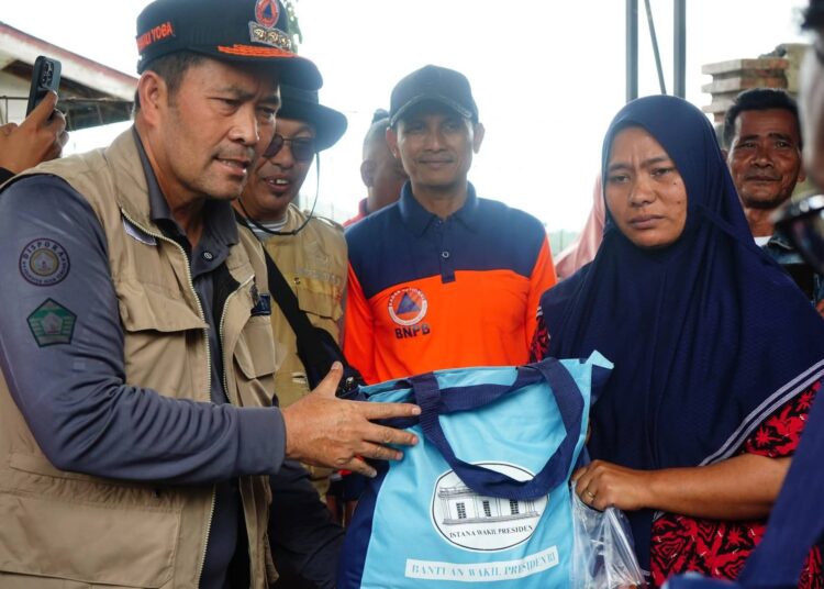 Belum Teraliri Listrik, Bupati Aceh Tengah Antar Lampu Tenaga Surya dan Logistik ke Jamur Konyel