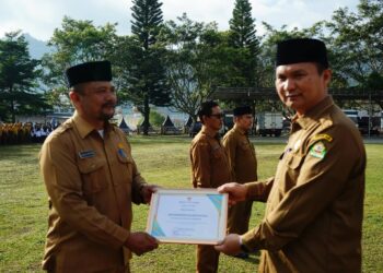 Sekda Mursyid serahkan Penghargaan pada Lokus Pelayanan Publik Terbaik MENPAN RB Tahun 2025