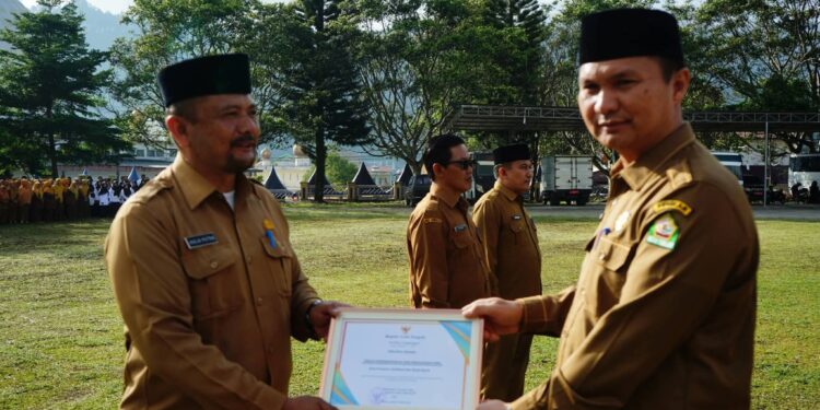 Sekda Mursyid serahkan Penghargaan pada Lokus Pelayanan Publik Terbaik MENPAN RB Tahun 2025