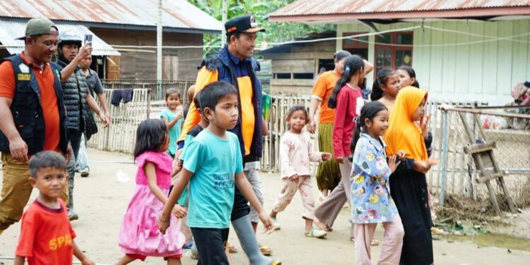 Bupati Haili Yoga Tinjau Contoh Huntara Mandiri di Kampung Reje Payung, Akses Lokasi Masih Gunakan Jembatan Tali Swadaya