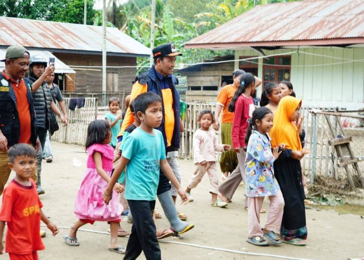 Bupati Haili Yoga Tinjau Contoh Huntara Mandiri di Kampung Reje Payung, Akses Lokasi Masih Gunakan Jembatan Tali Swadaya